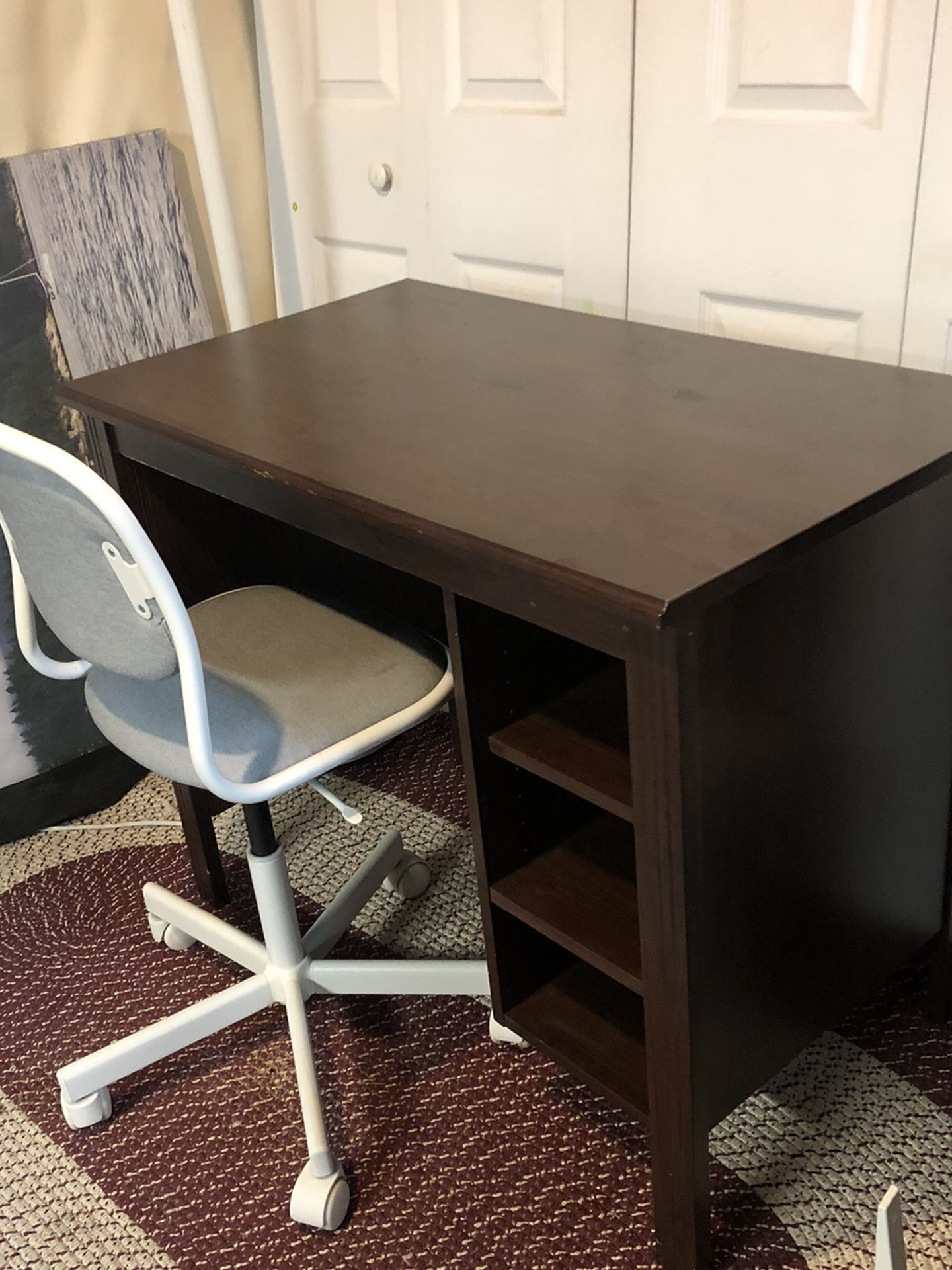 Kids desk and chair good condition￼