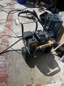 Power teacher  3400 psi. Dewalt esta muy. Buena$300