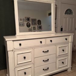 Dresser With Mirror 