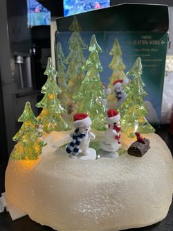 Winter Snowmen Skating