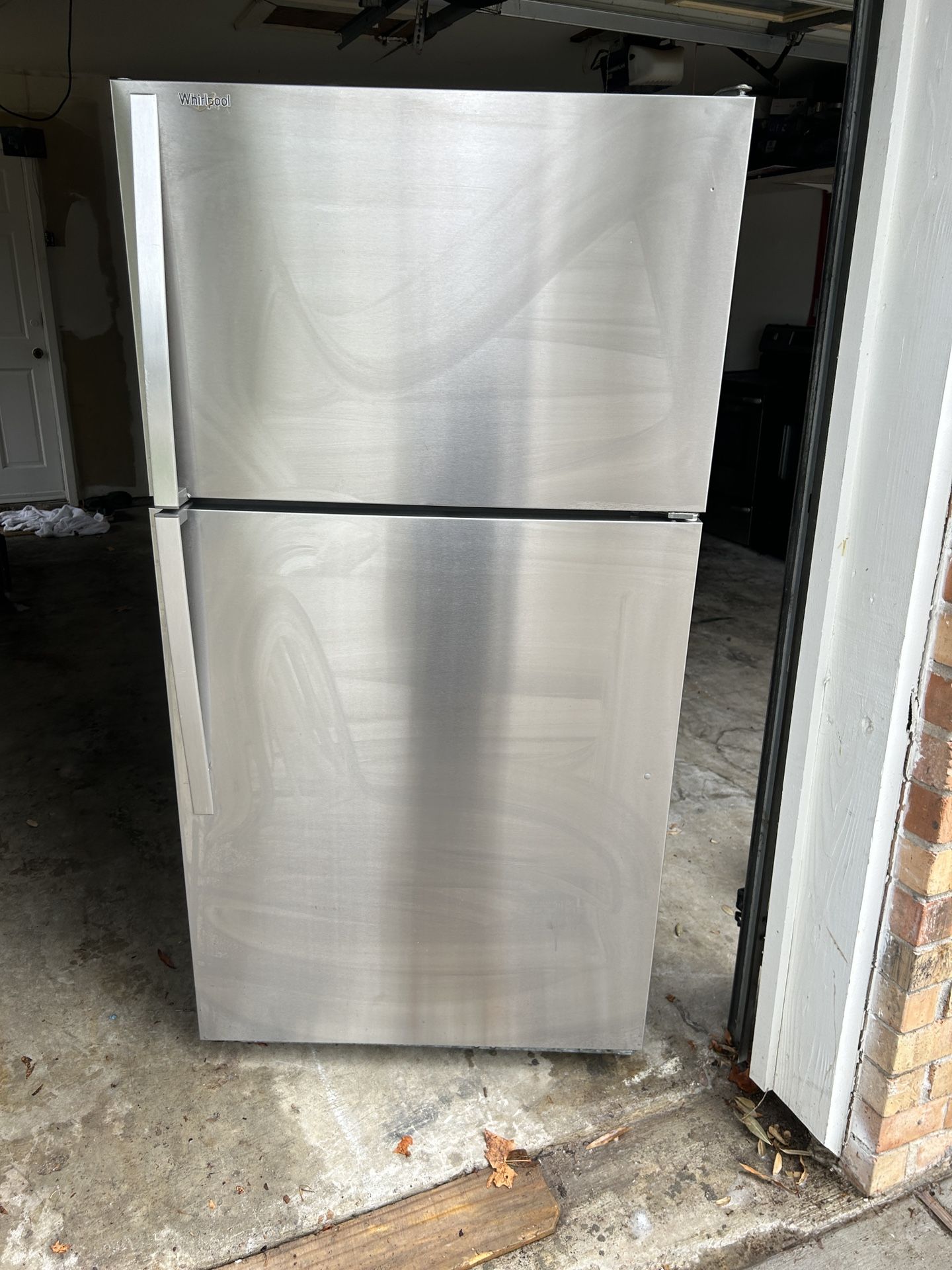 WHIRPOOL 33 INCHES TOP FREEZER REFRIGERATOR WORKING GREAT