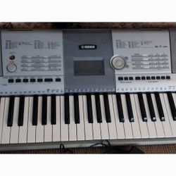 YAMAHA KEYBOARD IN GOOD CONDITION STAND INCLUDED 