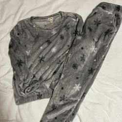 Cozy grey snowflake loungewear set size L