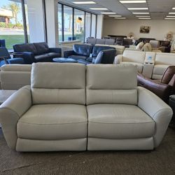 Leather loveseat w/ 2 power recliners & headrests - Danvors 