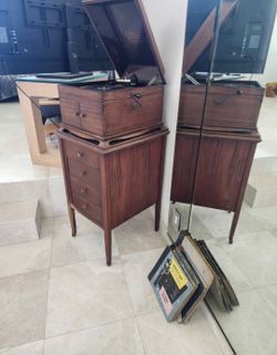 Antique Victor Victrola