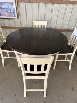 Beautiful Farmhouse Table with 4 chairs