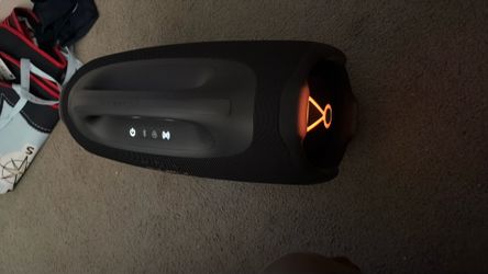 JBL boombox 4