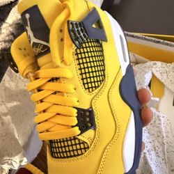Jordan 4 Lighting Size 9.5