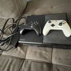 Xbox One With 2 Controllers 