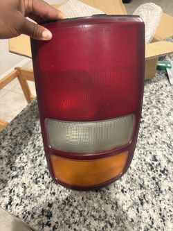 2002 Chevrolet Tahoe tail light