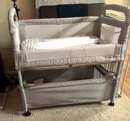 Bassinet with storage basket