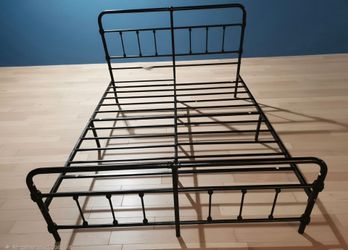 Vintage Style King Size Black Metal Platform Bed Frame with Spindle Headboard & Footboard