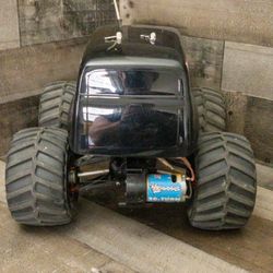 Royal crusher rc truck hotsell