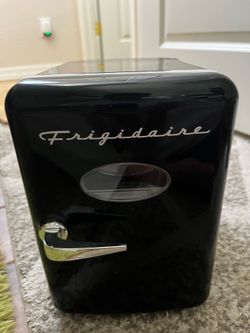 Mini cosmetic fridge