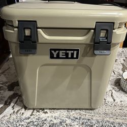 Yeti Roadie 24 Cooler (Tan)