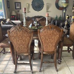 Beautiful Dinning Table 