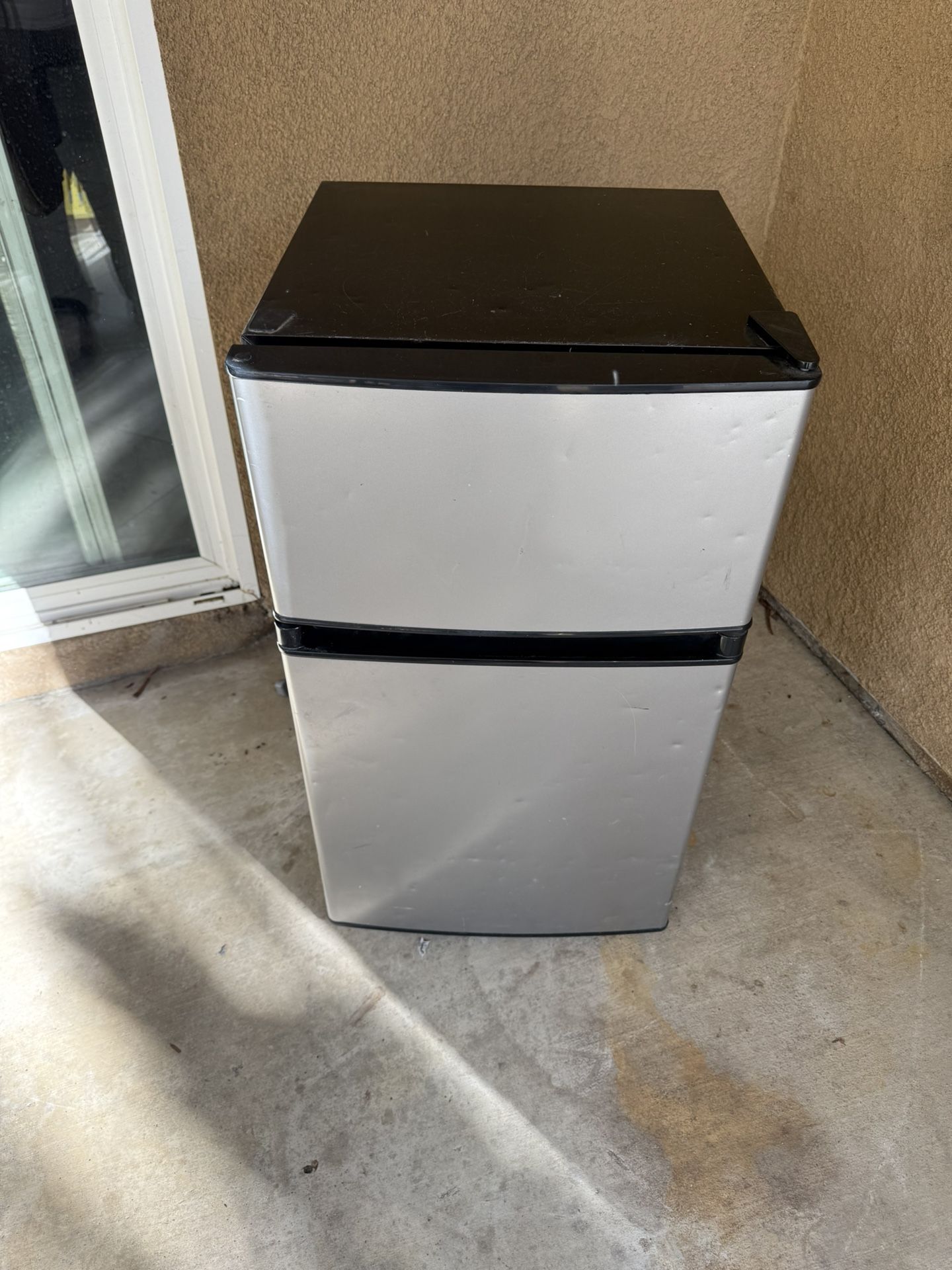 Frigidaire mini Fridge