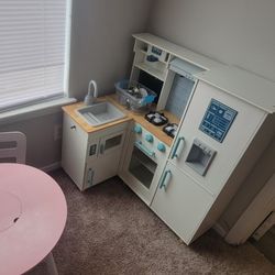 Toddler Girl Kitchen  And Table With 2 Chairs