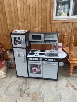 Play kitchen .