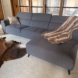 Couch - like new! Smoke free / kid free home