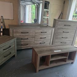 😍FAIRLY NEW QUEEN HEAD BOARD, DRESSER WITH MIRROR, CHEST, NIGHT TABLE AND TV STAND😍💯 SOLD TOGETHER💯