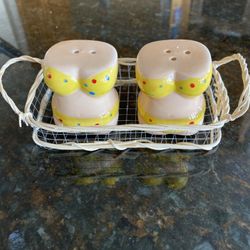 Salt 🧂 and Pepper shakers
