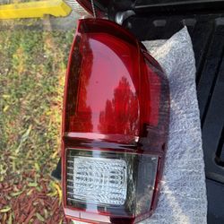Light oem Toyota Tacoma 2016-2022