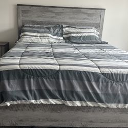 🛏 Modern King Size Bed Frame – Gray Wood Finish