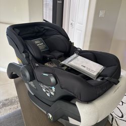 Uppababy Mesa V2 - never used car seat and base + extra base
