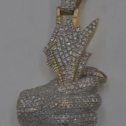 10kt yellow gold pendant "money hand" 13.3 gr approximately 475 diamonds 2 carat mint condition. 876840-2.