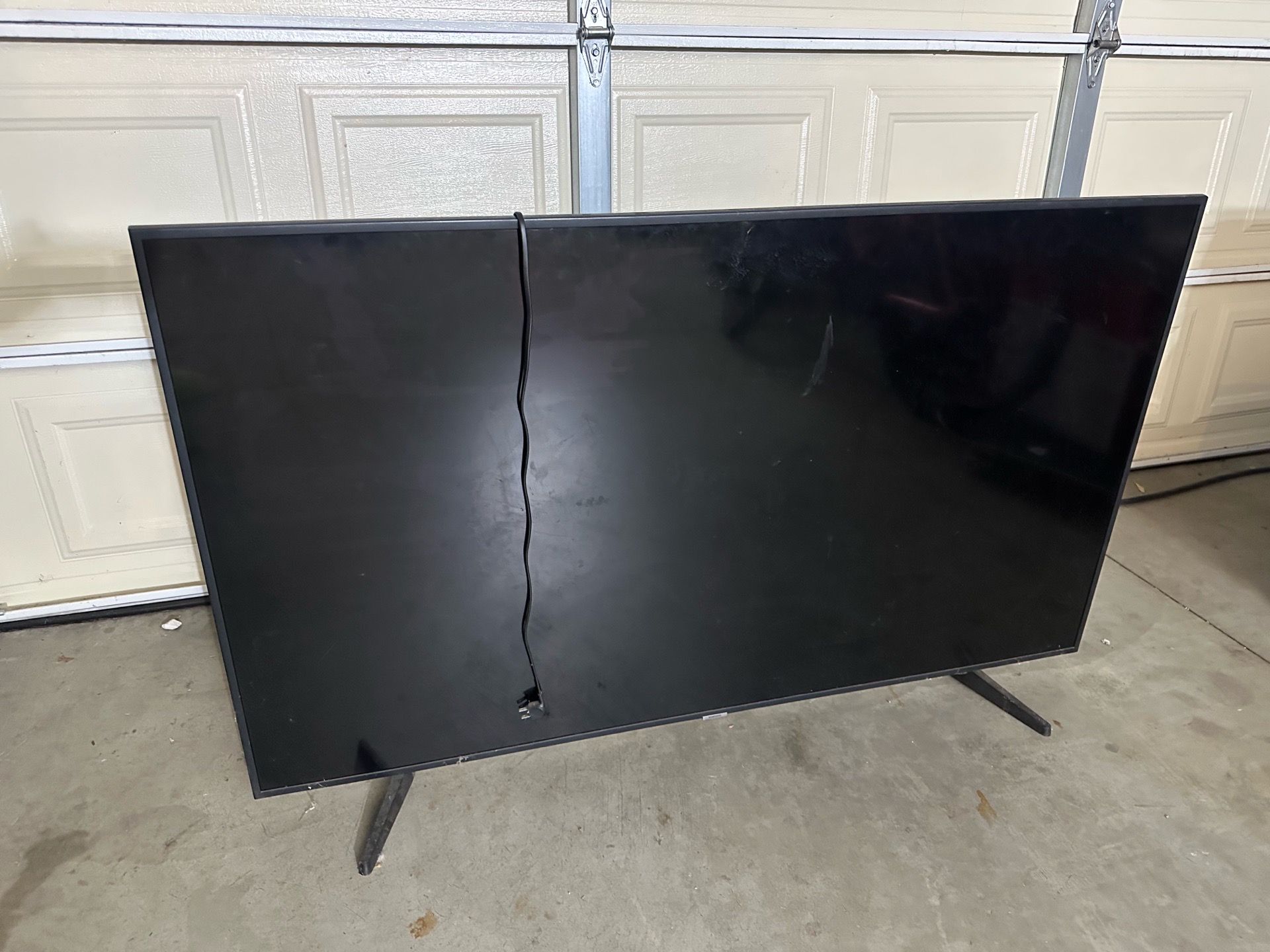 Samsung 65” 4K Smart TV – Cracked Screen – For Parts
