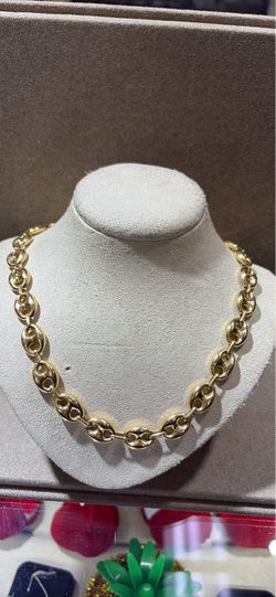 Gold Gucci puff chain