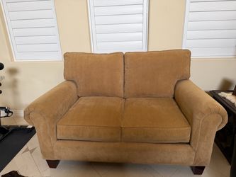 Love seat Super Clean