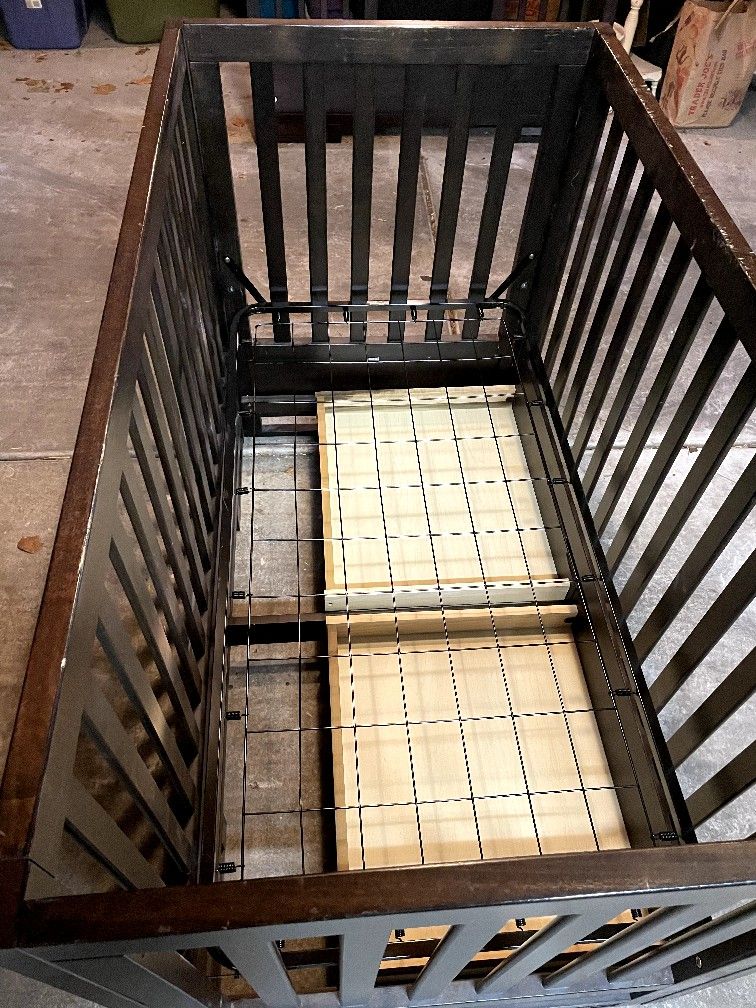 Baby Crib and Dresser with Mattress 