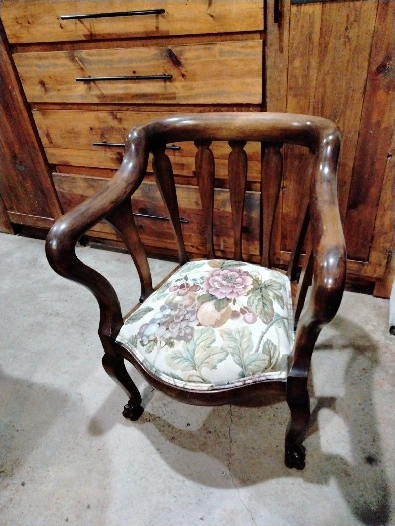 Antique Arm Chair With Claw Foot