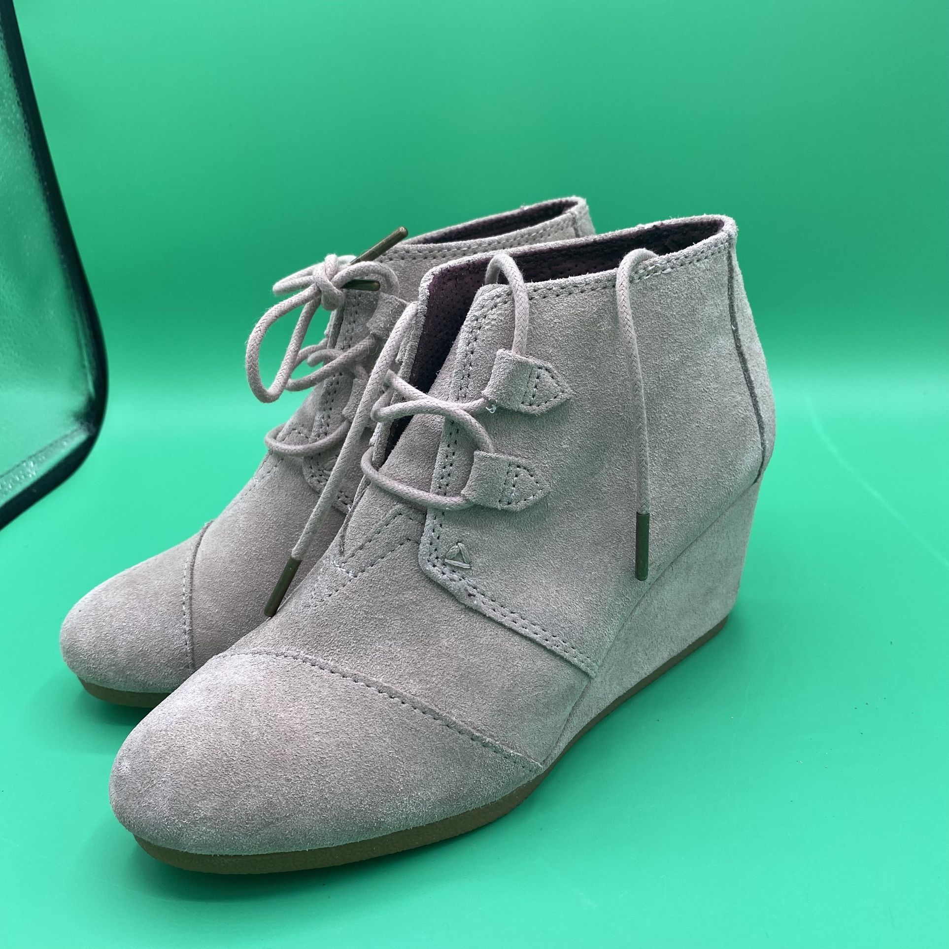 Toms Kala Desert Taupe Suede Bootie Women's 7 Lace Up Wedge Ankle Boot EUC Clean