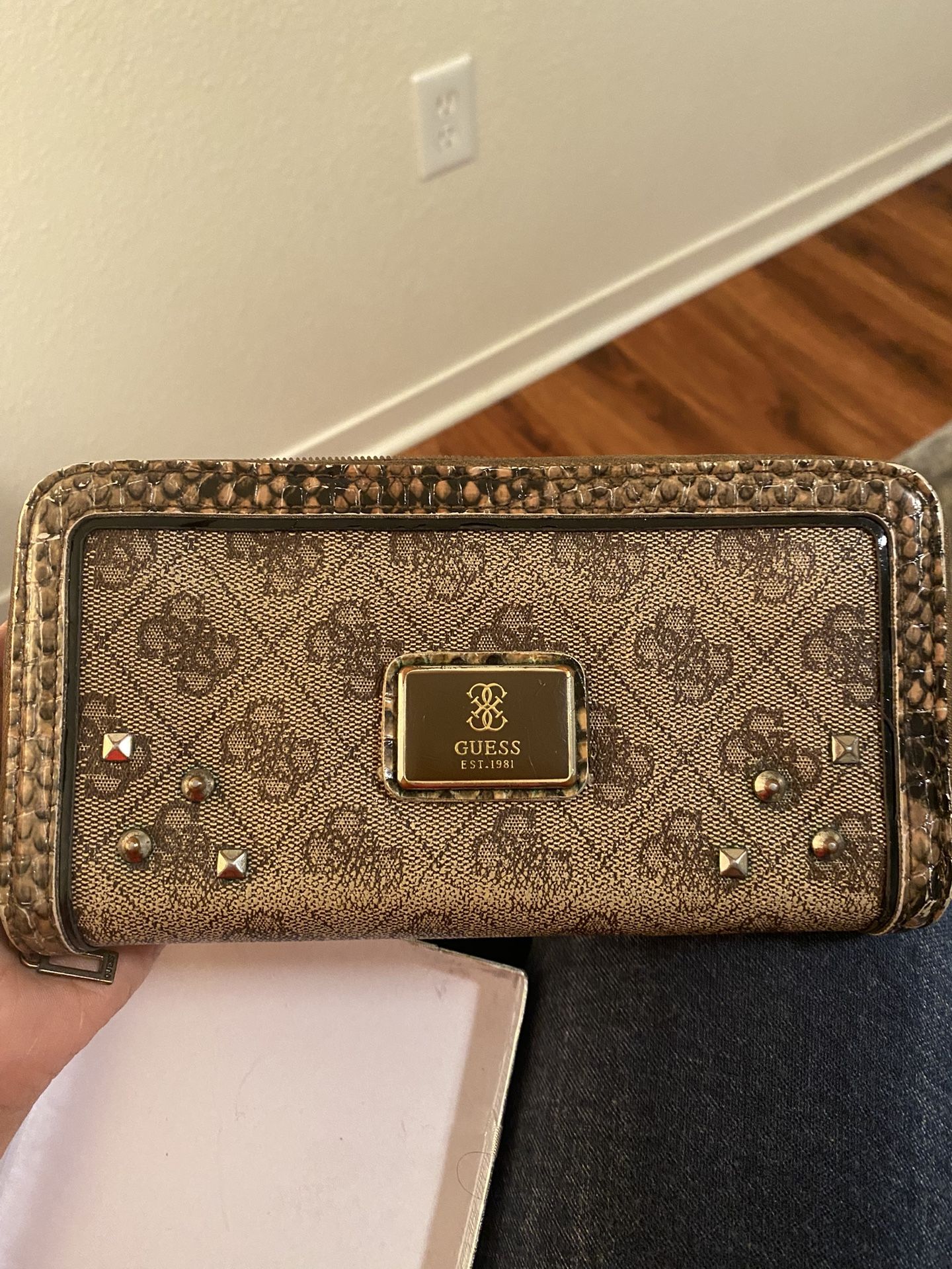 GUESS EST .1981 Wallet