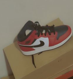 Size 4.5 - Jordan 1 Mid Chicago Black Toe 2020