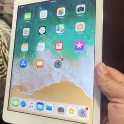 iPad Air 1st Gen 128gb Working Perfectly Fine. No Cracks. 