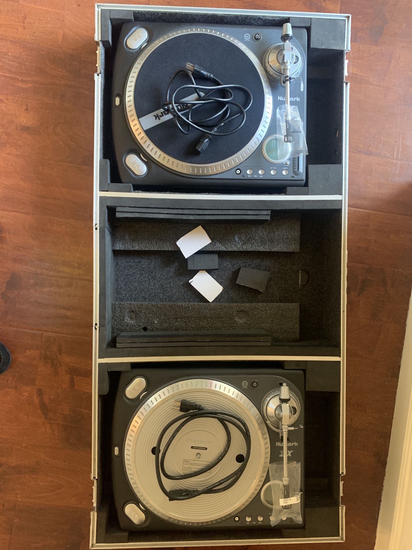 PAIR Numark TTX Turntables w/ Odyssey Case