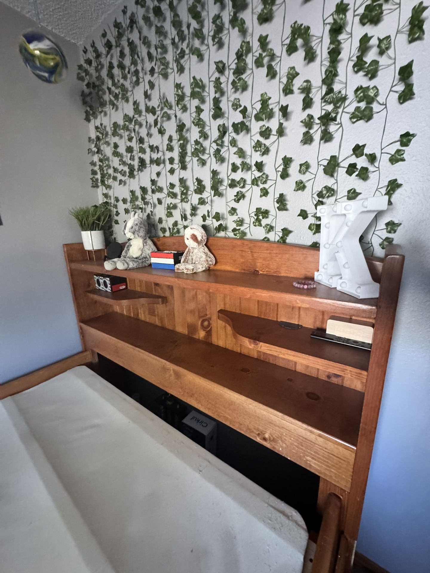 Full Size Bed Frame/ With Headboard 