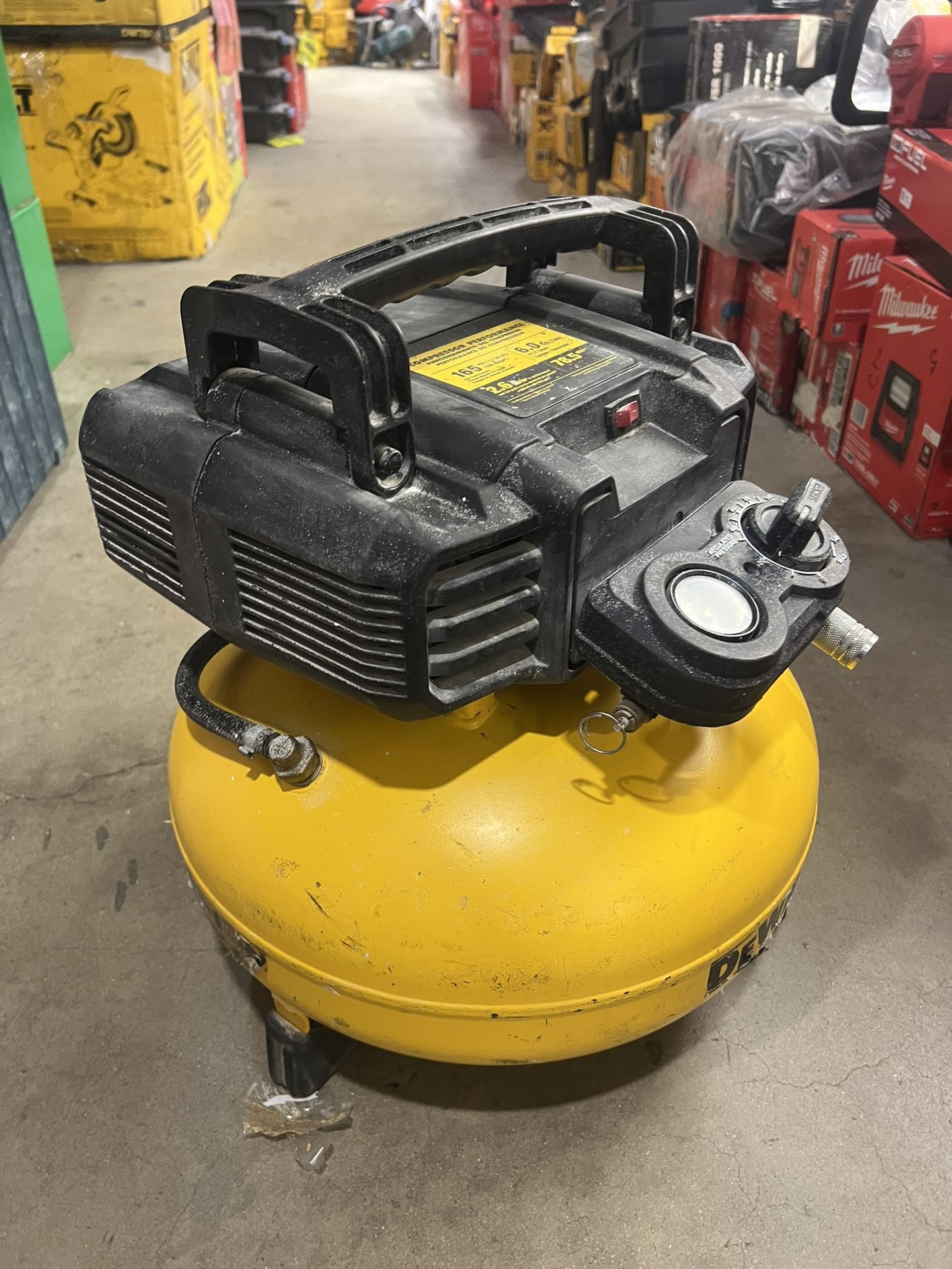 Dewalt 6 Gallón Air Compressor $89