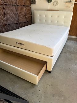Mattress  Queen memory foam