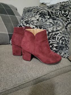 Size 8 Women's Burgundy Boots