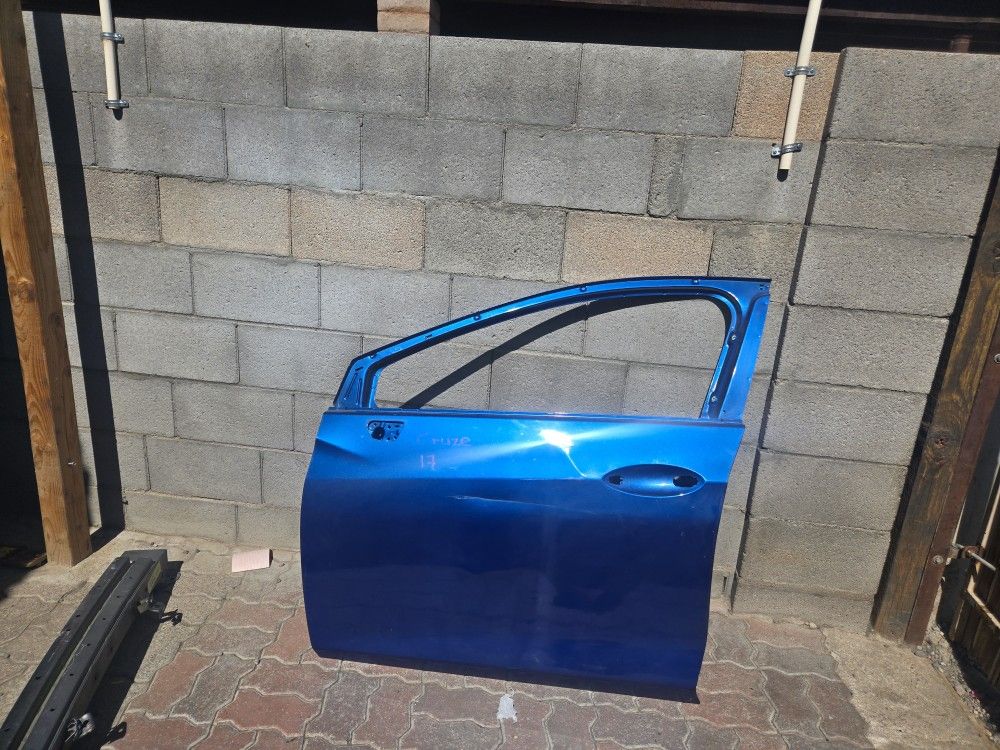 Chevrolet Cruz Door