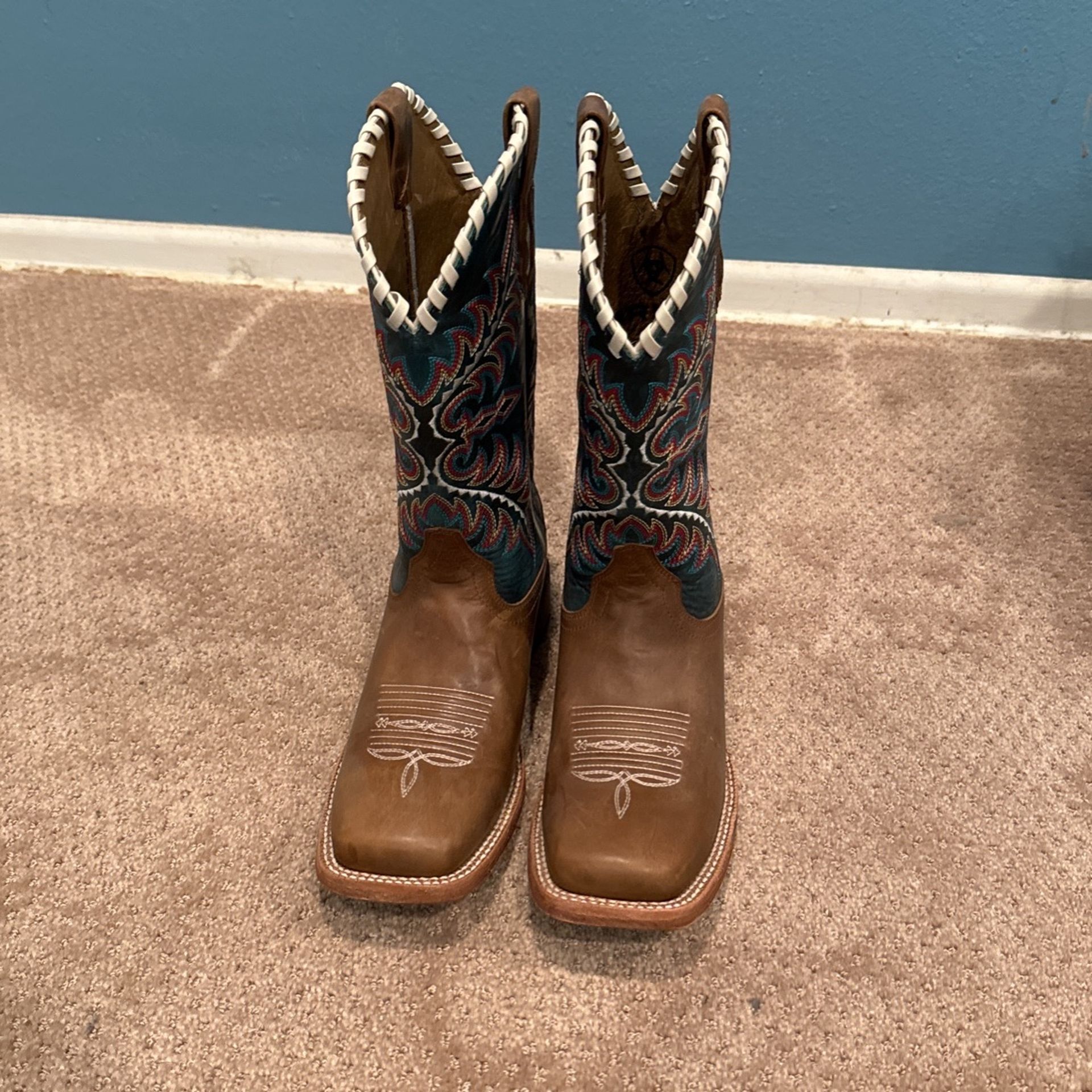 Beautiful ARIAT women’s Western Boots Size 10