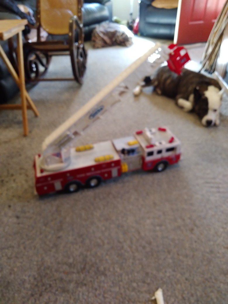 GIANT  TONKA. FIRETRUCK. BATTERY OPERATED. BOOM UP. DOWN. SIDE TO SIDE.   TRUCK IS 30" LONG   LADDER IS 48" LONG. 