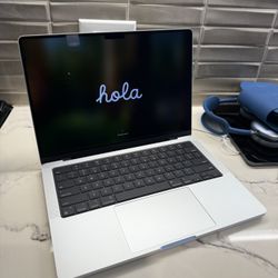 Apple 14” MacBook Pro M4 Pro Chip 48GB Ram 512SSD! 90 day warranty! We offer financing!