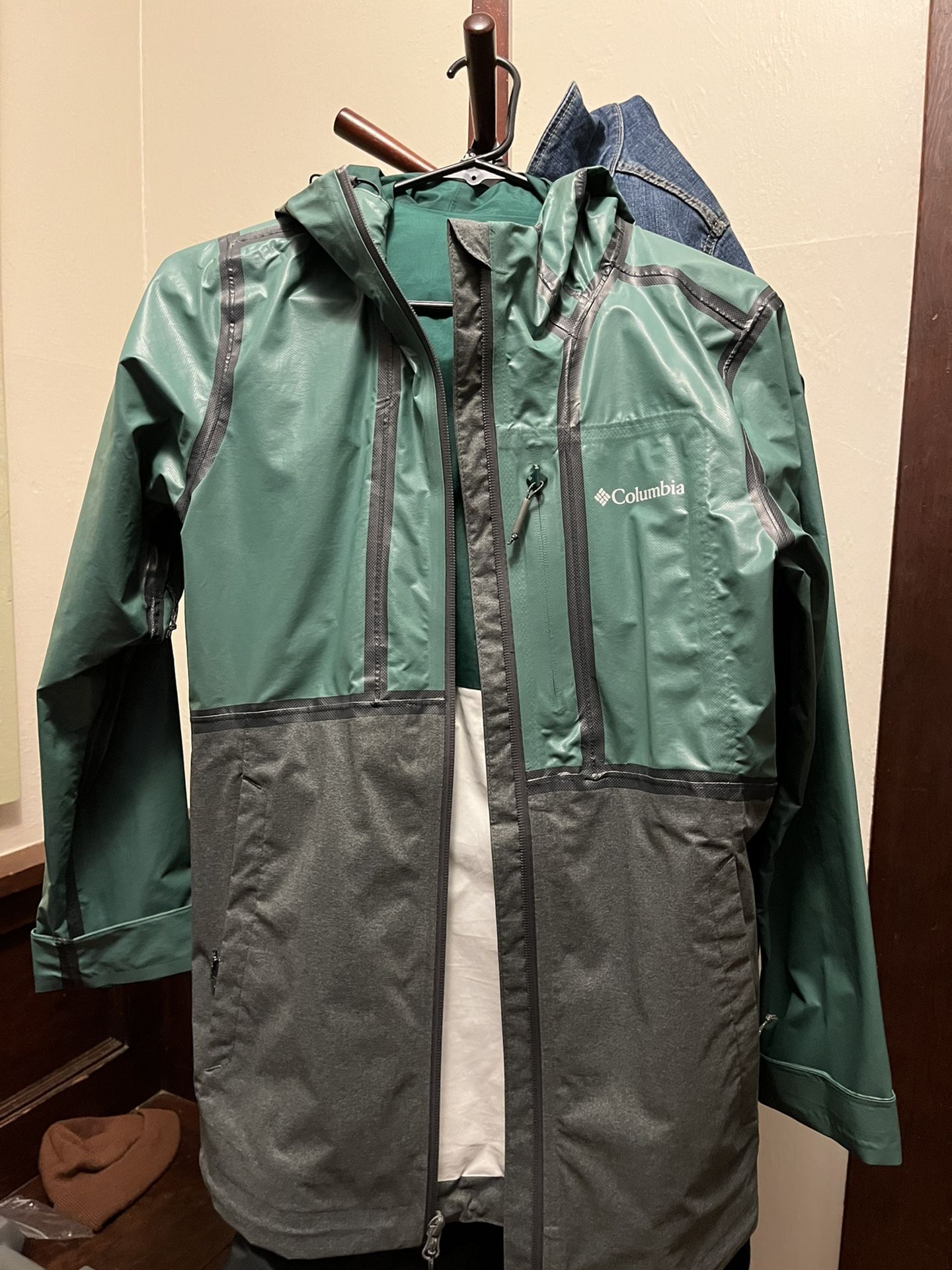 Dlumbia Weatherproof / Waterproof jacket