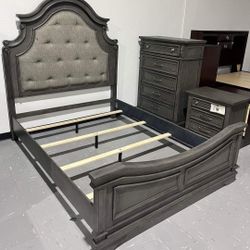 LODENBAY ANTIQUE GRAY UPHOLSTERED PANEL BEDROOM SET
Queen Bed, Dresser, Mirror, Nightstand